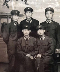 翻出一波极具年代感的老照片 我爸、我妈、我···现在是他
