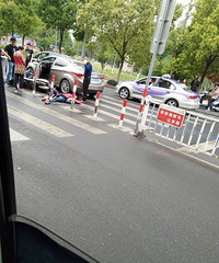 �����帽��ͻ����������ƿ��Ů�ӱ�ֱ���ڵ���