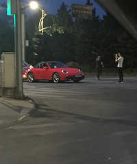 �Ϻ����һ����ɫ�γ�����׷β��ʱ�� ˾�����Աߡ�����