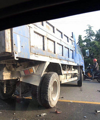 ��߷峵����������ײ�ϰ����� �����ȳ�ͷ˲��ײ�٣�