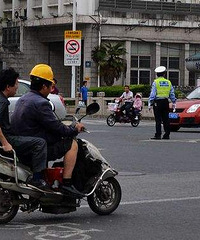 终于要查电瓶车了!今天起嘉兴交警严查 电瓶车这样带人要拘留