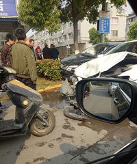 ��ͷײ�� ������Ʒ� ����ĳС��һ��������������ײ��