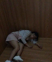 ͻ�� ����һ����Ů�ӻ赹�ڼ���ĳ�㳡������