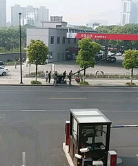 ��ô����豸Ҳ�ǹ�ƴ�� ����ĳ����վ�ſ����˸����ͼһ�