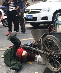 �Ļ�԰�ſڳ������ˣ����ֳ����γ���ײ ����һ��̲Ѫ��