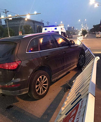 ţ�ƣ�����һ�γ�ײ������� ˾����ſ�ڷ������Ϻ�����˯