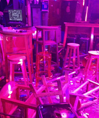 ����᣿ȥ����һС�ư��� ͻȻ���һȺ��װ����ֳ�����