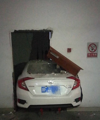 Ů˾����˼��������ɲ ����ֱ�Ӱ�ǽ��ײ����