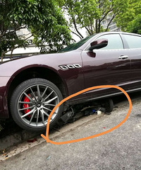 ����22��С�￪��ƿ������ɯ����ѹ�ڳ��£��������ء�����