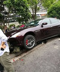 ����22��С�￪��ƿ������ɯ����ѹ�ڳ��£��������ء�����