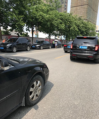 �ֳ�ֱ������һҽԺ�ſ�һ��Υͣ ȫ�������ˣ�