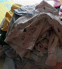 婆婆拿了一堆旧衣服给我宝宝穿