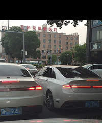 车牌亮了