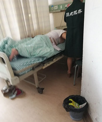 装热水大车避让老太 电瓶车女子后背被严重烫伤!