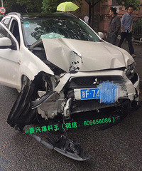 �Ĺ�·һ���׳���ͷײ��ɢ�� �����Ȼ����Ϊ��