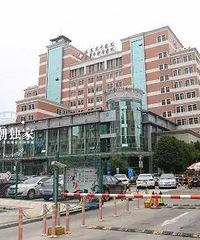 吓人!嘉兴一男子突然从6楼掉下 一只腿还挂在我家广告牌上!