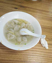 今天去吃新塍瞎叉三馄饨 竟然吃出个虫子!