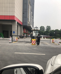 嘉兴某广场保安报复车主 故意对车撒尿!广场领导:这是我们地盘