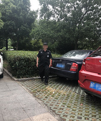 嘉兴某广场保安报复车主 故意对车撒尿!广场领导:这是我们地盘