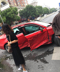 禾兴路同乐路段突发车祸 车门都被撞扁了