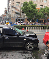 禾兴路同乐路段突发车祸 车门都被撞扁了