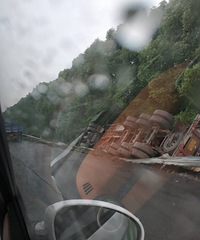 今天第二起翻车!乍嘉苏方向突发车祸 大卡车彻底翻沟里了