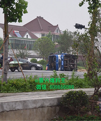 地上血迹都干了!嘉兴某路口有人被压在大卡车下