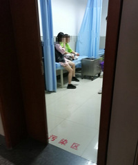年轻女子酒后割腕 筋脉都露出来了!