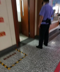 年轻女子酒后割腕 筋脉都露出来了!