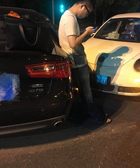离奇!车子右侧被撞无痕迹 左侧灯掉了