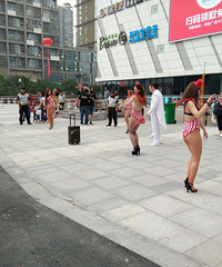 经开万达人气之王!一大波性感外籍美女在···害羞的不敢看