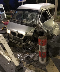 ���ң��賿�����ײ����׮  ���ӱ���������ʻ �����Ѫ��ģ��