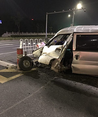 ���ң��賿�����ײ����׮  ���ӱ���������ʻ �����Ѫ��ģ��