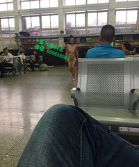 ���ģ�������վ���ֱ�����Ů ȫ��һ˿���ң�