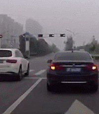 ����ع⣡��ƿ������� ˲�䱻����ײ��