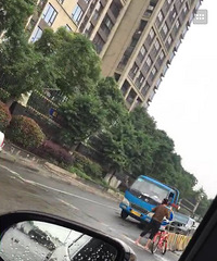 ��԰���Ÿ���  �������쿴���и�Ů�Ķ��ž�ʾ����������