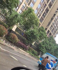 ��԰���Ÿ���  �������쿴���и�Ů�Ķ��ž�ʾ����������