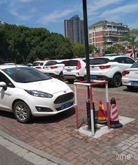 �����İ׳�������һ������ס��һ�ų���ȥ·