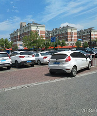 �����İ׳�������һ������ס��һ�ų���ȥ·