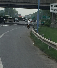 ����ĳ���ٿ�һ����ƿ��ֱ�ϸ��٣�������Ա�󺰶�����ס