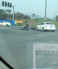 ������Ů����ײ����ƿ�� �������ڴ���·�ϡ�����