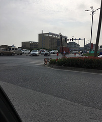 ������Ů����ײ����ƿ�� �������ڴ���·�ϡ�����