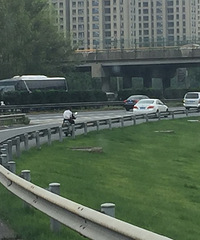 ����ĳ���ٿ�һ����ƿ��ֱ�ϸ��٣�������Ա�󺰶�����ס