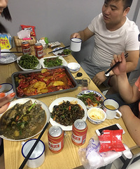这么晚了。生意难做 还要陪喝