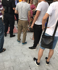 ���գ�����һ���̱�������Ů����ɢ�� ������񿾮�