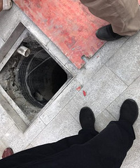 ���գ�����һ���̱�������Ů����ɢ�� ������񿾮�