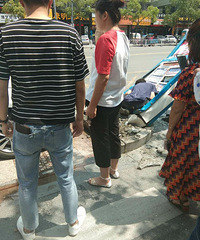 ͻ�������󷢸�������վ̨���γ�ײ��  �ȳ�С�ﱯ����