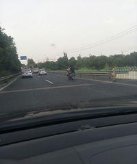 �����˿�һ����ƿ���ϻ������� ����ҡ�Ұڡ�����