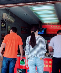 湖州网红美食“卢记”来嘉兴了 这烧饼里面加的竟然是香酥鸡