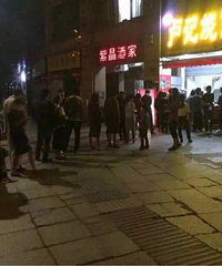 湖州网红美食“卢记”来嘉兴了 这烧饼里面加的竟然是香酥鸡